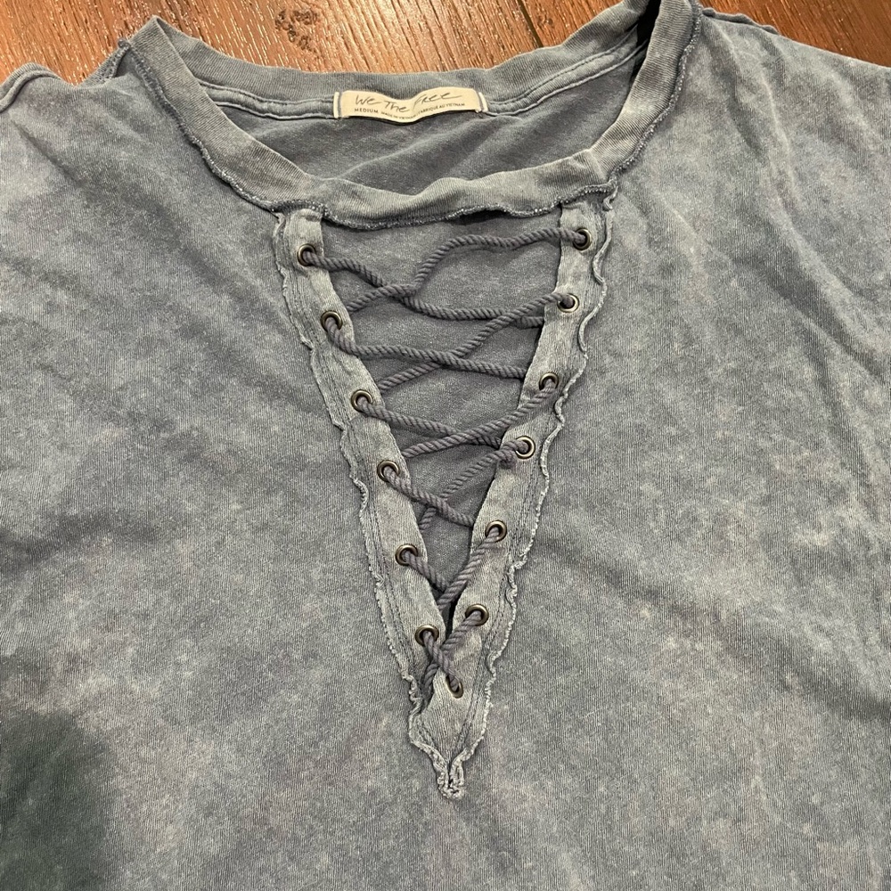 We The Free Azalea Acid Blue Tee Shirt Women’s Medium Lace Up Deep Vee Detail - Picture 5 of 9
